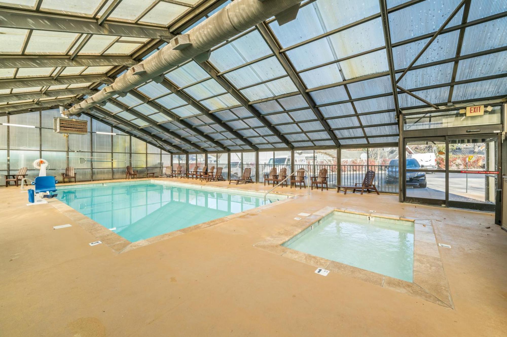 Black Bear Inn & Suites Гатлинбург Экстерьер фото